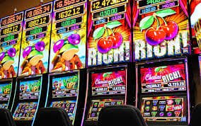 Bingo Card နှင့် ဂဏန်းများ ညှိနှိုင်းနေသောမြင်ကွင်း
